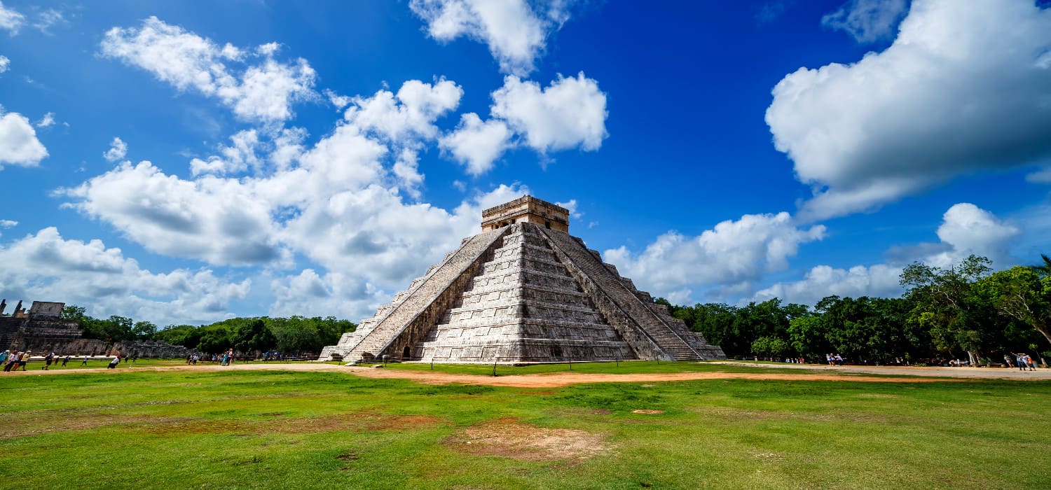 breathtaking-view-pyramid-archaeological-site-chichen-itza-yucatan-mexico(1)-min